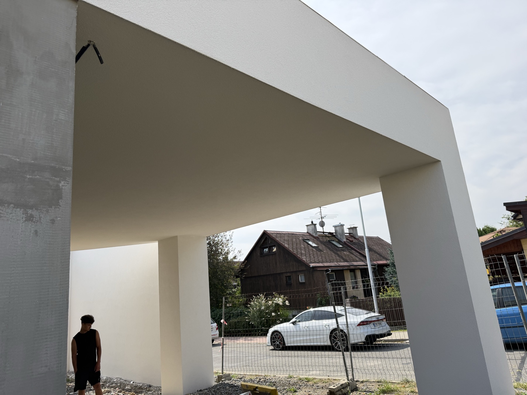 Průhled stáním, ostré hrany předsazené desky