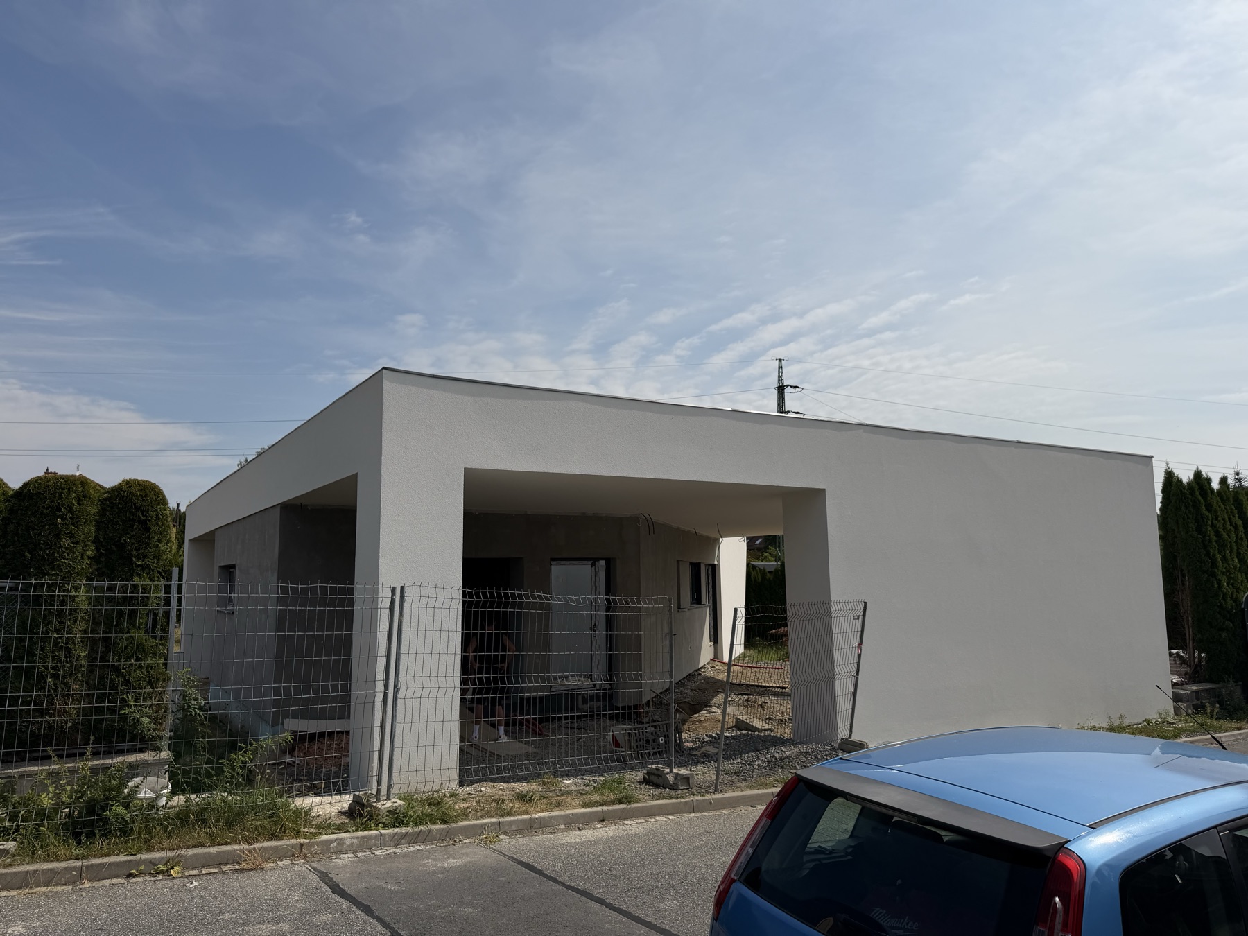Pohled z ulice na dokončenou fasádu novostavby