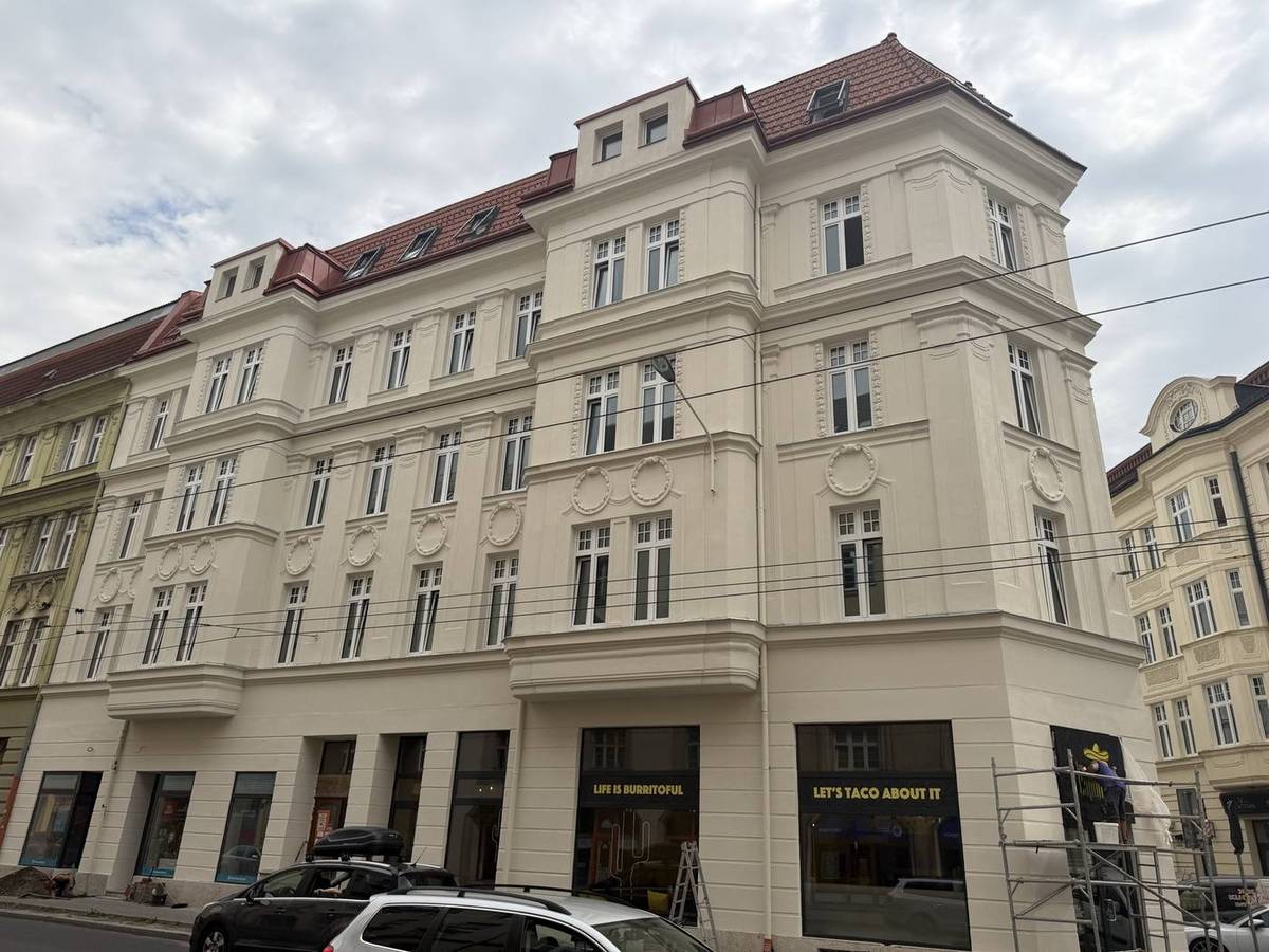 Činžovní dům v Ostravě po obnově fasády s římsami a šambránami