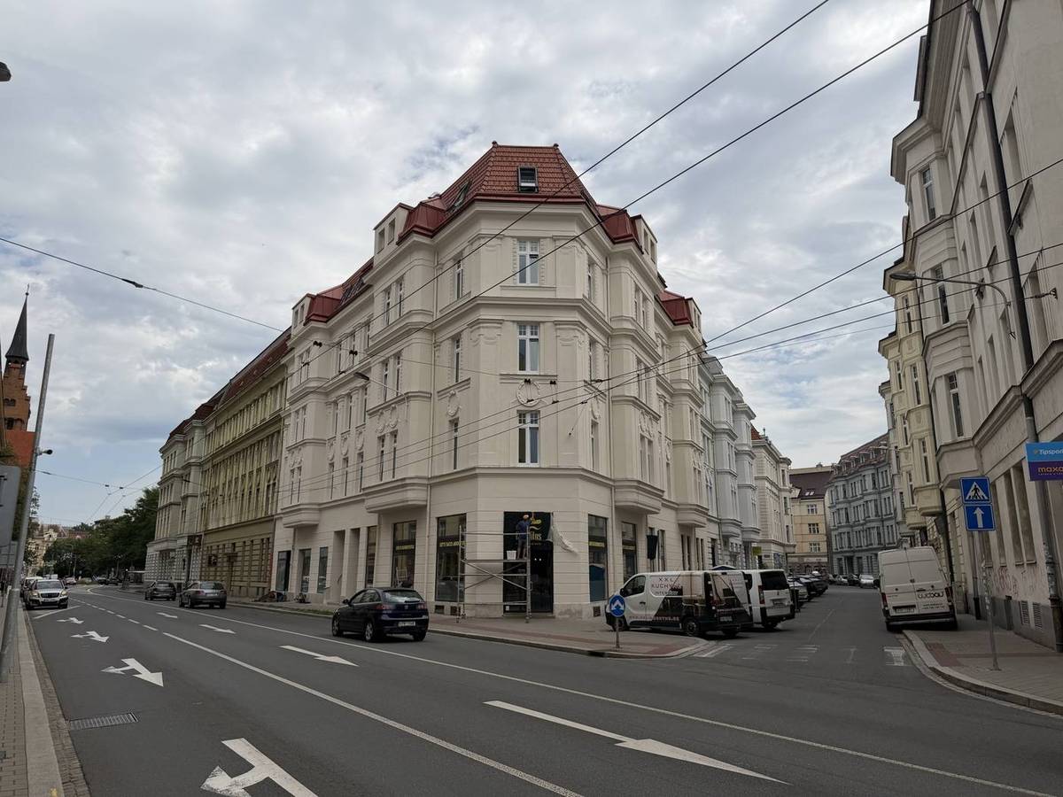 Obnovená fasáda činžovního domu, pohled podél ulice