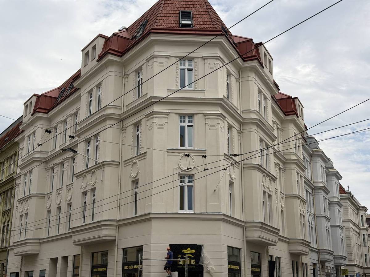 Tentýž dům po obnově fasády s doplněnými profilacemi