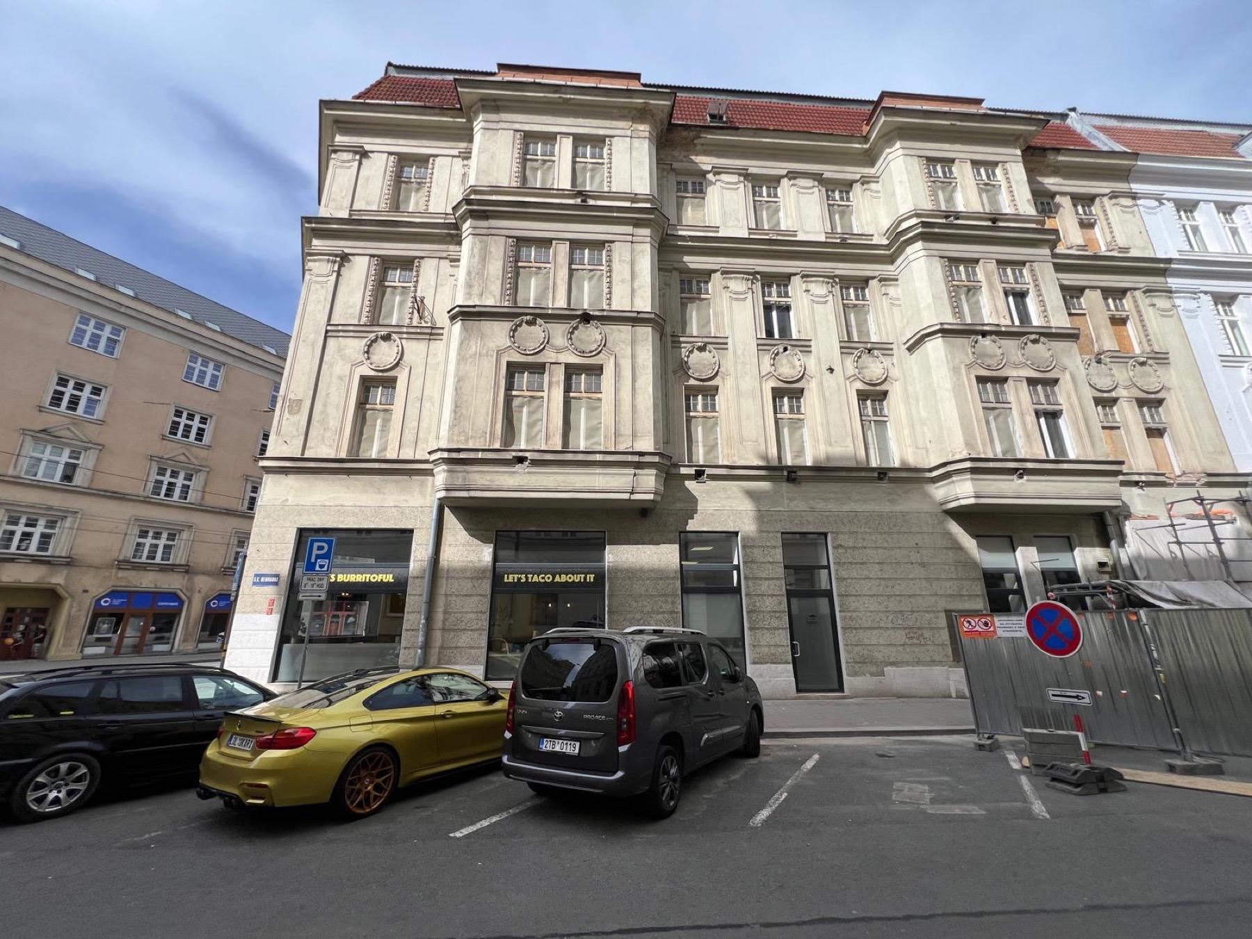 Zašlá fasáda činžovního domu před čištěním