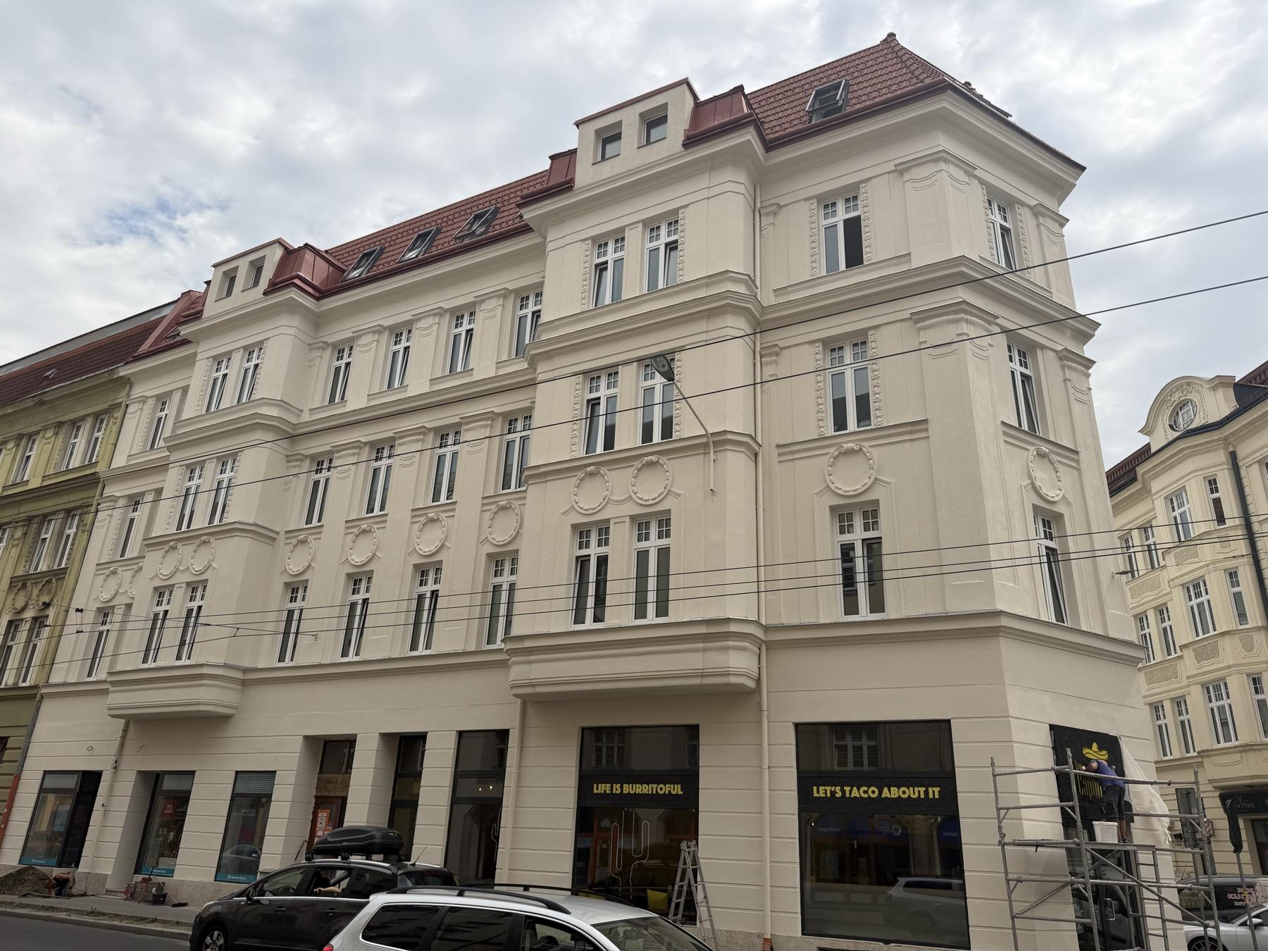 Uliční průčelí činžovního domu v Ostravě po obnově fasády