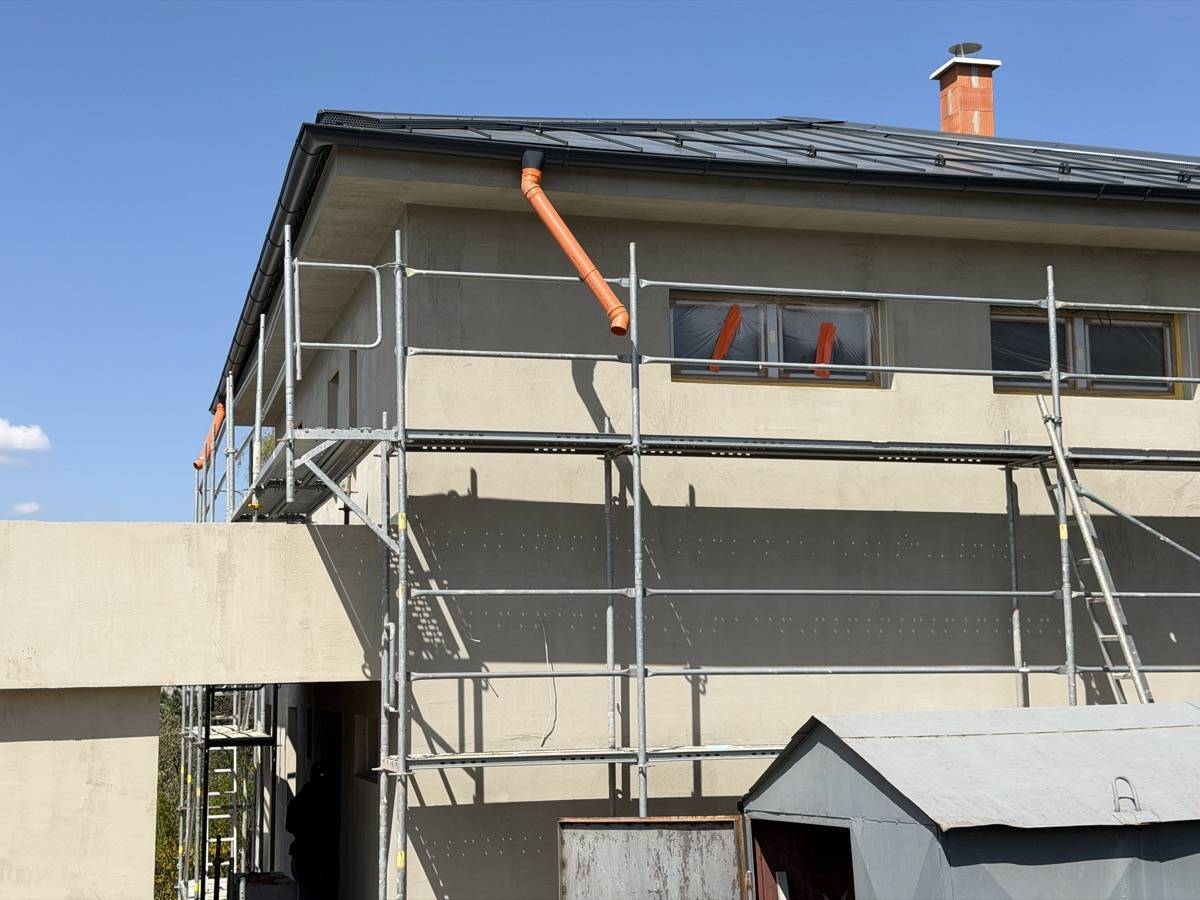Patrový dům během zateplení, šedé izolační desky ještě bez stěrky