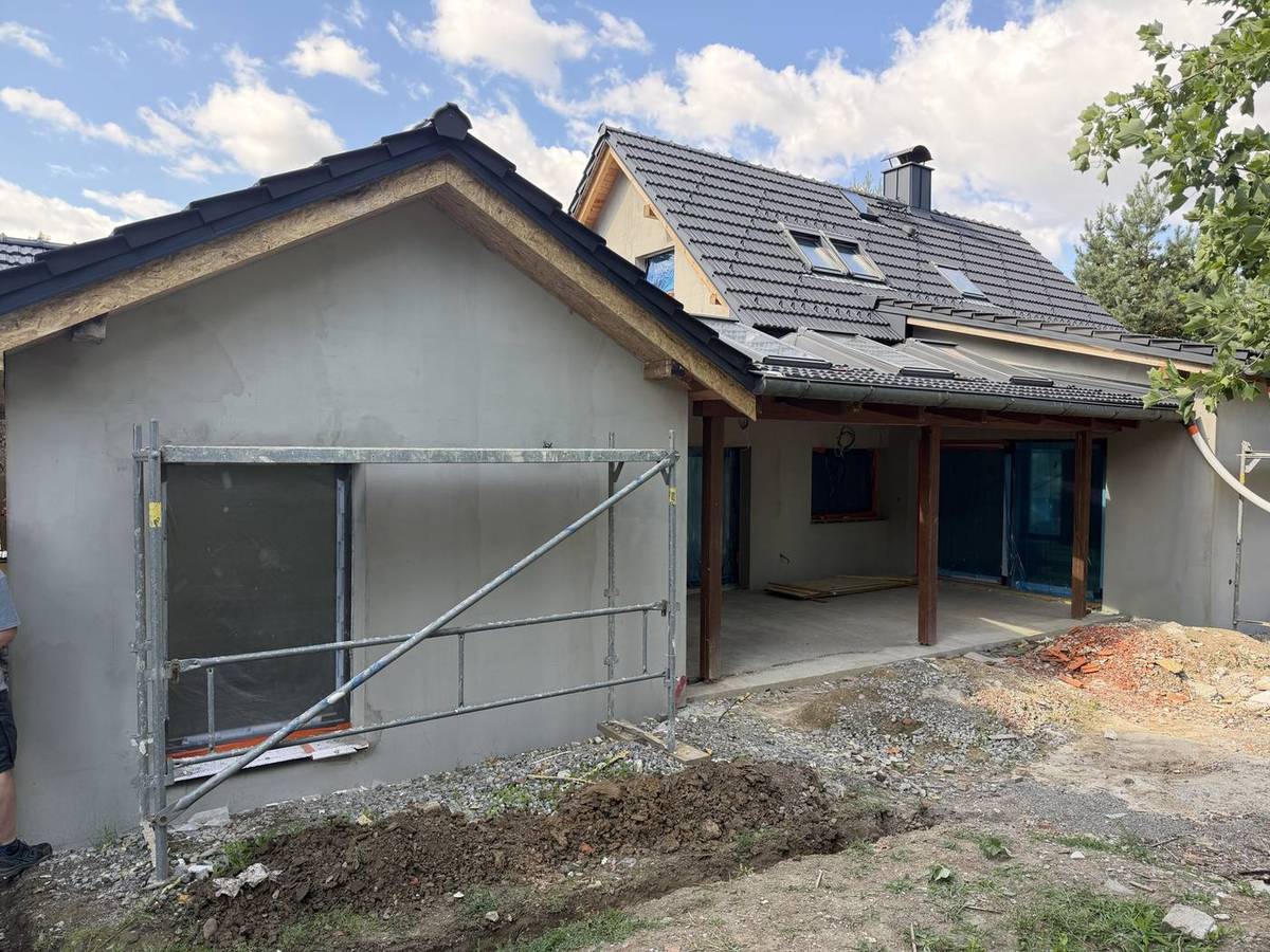 Rodinný dům během zateplení — nanesená armovací vrstva a lešení