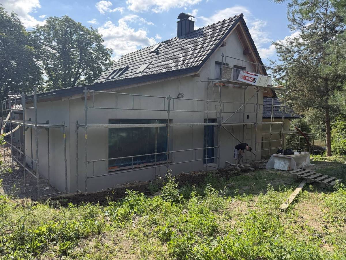 Boční pohled na dům se základní vrstvou před omítkou