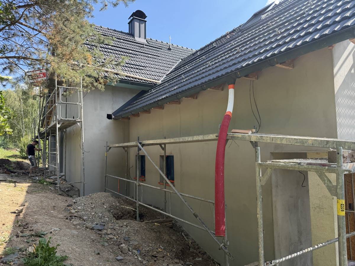 Střecha a okapní hrana domu během prací, postavené lešení