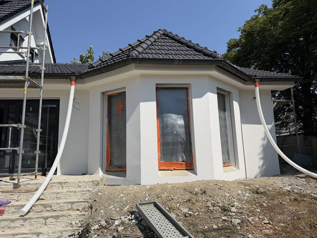 Tentýž dům s hotovou probarvenou omítkou