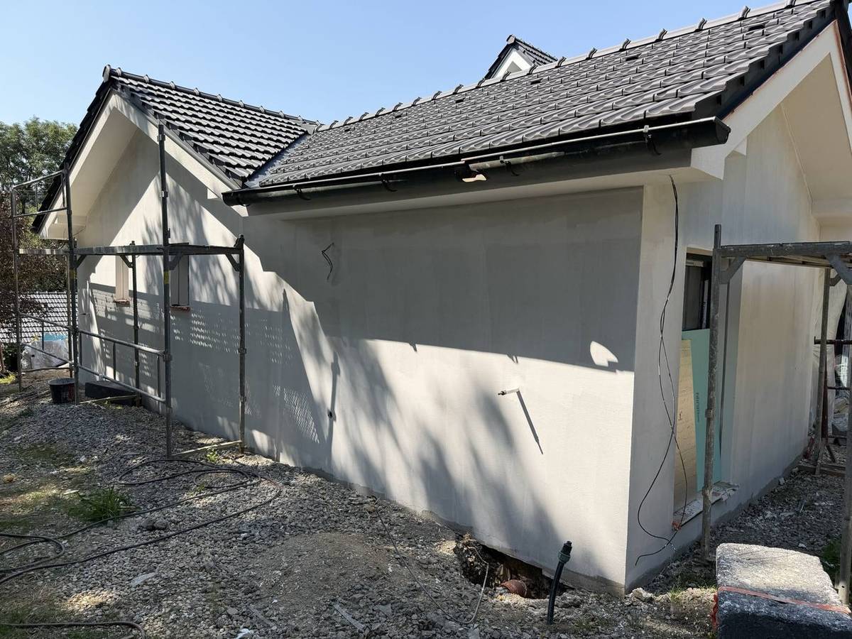 Boční stěna domu s dokončenou omítkou