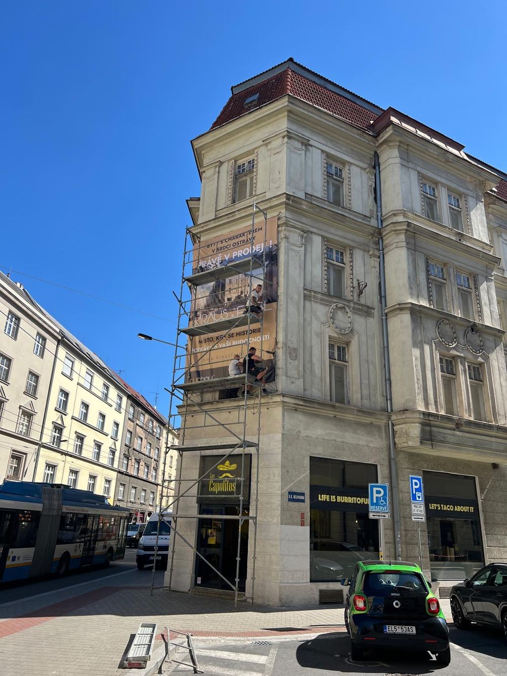 Tentýž dům v průběhu prací, postavené lešení